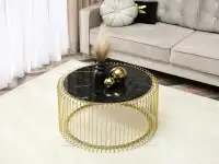 Okrągły stolik kawowy NAVIO XL CZARNY MARMUR ZŁOTY STELAŻ - w aranżacji z sofą LAVIA