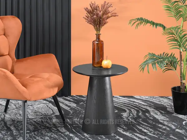 Wysoki stolik kawowy z czarnego drewna: elegancja w prostocie