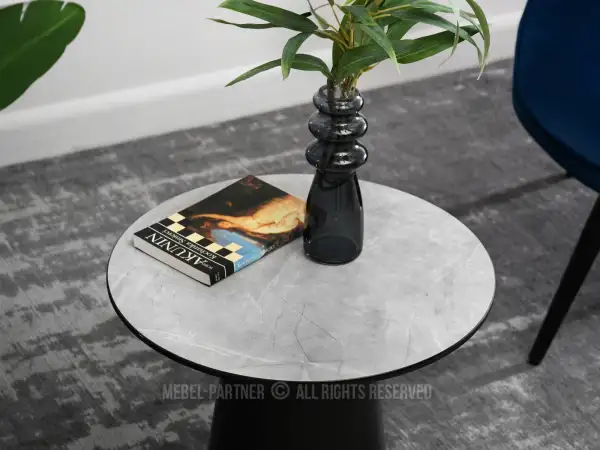 Klasyczny stolik kawowy z marmurowym blatem: czarne i szare połączenie