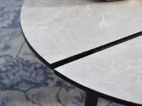 Okrągły stolik kawowy FJORD SZARY MARMUR + CZARNY - charakterystyczne detale