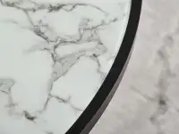 Marmurowy stolik szklany NATAL XL BIAŁY Z CZARNĄ PODSTAWĄ - charakterystyczne detale