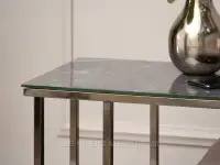 Wysoki stolik boczny VASTO SZARY MARMUR-NIKIEL - grube szkło hartowane 