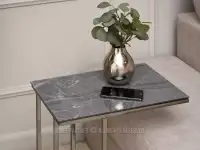 Wysoki stolik boczny VASTO SZARY MARMUR-NIKIEL - blat w kolorze szarego marmuru