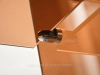 BRĄZOWA konsola z praktyczną szklaną półką do salonu CRISTAL - elementy montażu półki do korpusu