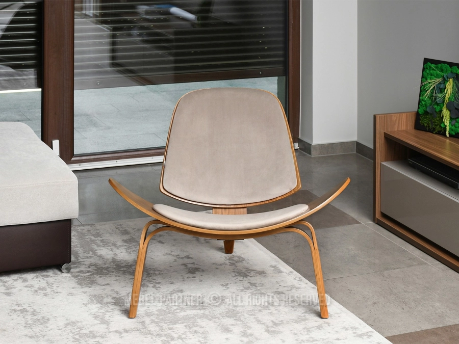 Stylowy fotel do salonu ROLAND beżowy podstawa orzech - designerski wygląd