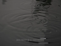 Stół z efektem kropli wody ANTRACYT WATERDROP TIZIAN CZARNY ANTIC - efekt fal w kształcie okręgu