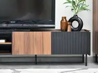 Szafka pod telewizor z lamelami na nóżkach orzech PUERTO P08 - drewniana szafka rtv