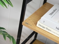 Wąski regał na książki PARKER A DĄB - CZARNY - charakterystyczne detale