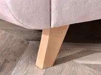 Skandynawska sofa KADI RÓŻOWA z funkcją spania - drewniane nóżki