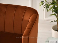 Wygodna sofa dwuosobowa ESTEL MIEDZIANY WELUR - ZŁOTY - dodatkowe obszycie na krawędziach sofy 