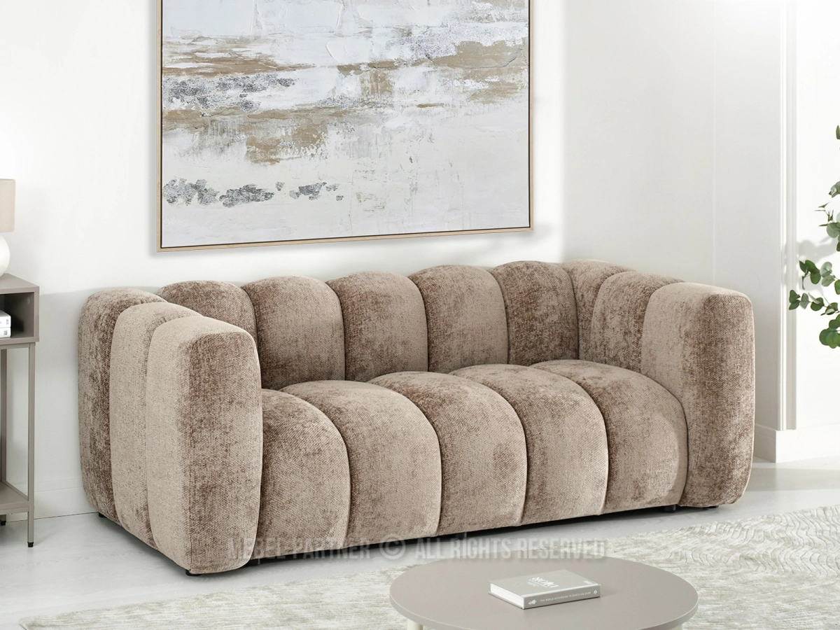 Wygodna sofa dwuosobowa z przeszyciami BRĄZOWA OLIA 2 - w aranżacji ze stolikiem RENNE S i konsolą FRIDA