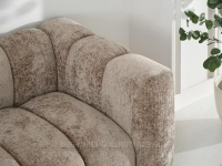 Wygodna sofa dwuosobowa z przeszyciami BRĄZOWA OLIA 2 - zbliżenie na podłokietnik 