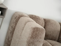 Wygodna sofa dwuosobowa z przeszyciami BRĄZOWA OLIA 2 - w aranżacji ze stolikiem RENNE S i konsolą FRIDA