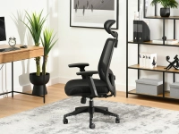 Fotel biurowy ergonomiczny tkanina mesh LARGO CZARNY - w aranżacji z biurkiem UNIF i regałem CLARK