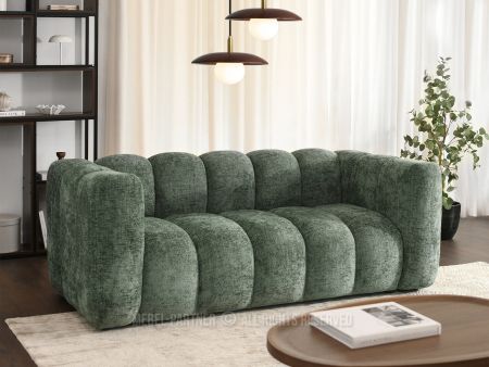 Sofa dwuosobowa ZIELONA z dekoracyjnymi przeszyciami OLIA 2 - w aranżacji ze stolikiem ALIPIN